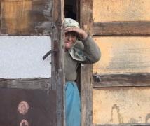 O bătrânică din Hunedoara a primit în dar, de sărbători, o casă construită în timp record de prietenii ei, motociclişti