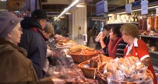 Maraton de cumpărături înainte de Crăciun. Milioane de români lasă miliarde de lei în pieţe şi hipermarketuri