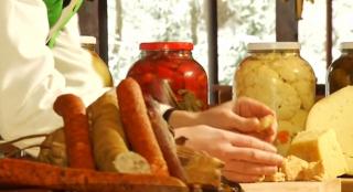 Festin în seara de Ajun: Turiştii savurează deja bunătăţile pregătite de gazdele din pensiuni