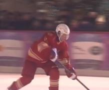 Vladimir Putin a jucat, din nou, hochei pe gheaţă, chiar în Piaţa Roşie