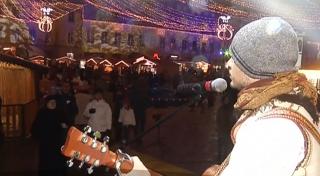 Poveste incredibilă de Crăciun: Un tânăr din Sibiu și-a cucerit iubita cântând colinde pe stradă (Video)