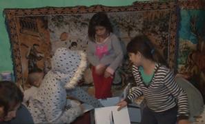 Moș Crăciun vine și la cei suferinzi: Reporterii Observator au împărţit daruri copiilor mai puţin norocoşi