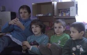 Doi bunici din Vâlcea învaţă să fie din nou părinţi. Îşi cresc singuri cei patru nepoţei, după ce mama lor a murit, vara trecută