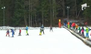 Prima zi de Crăciun la munte. Turiştii au luat cu asalt pârtiile de pe Valea Prahovei (Video)