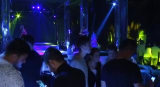 Tinerii l-au aşteptat pe Moş Crăciun în cluburi, alături de prieteni