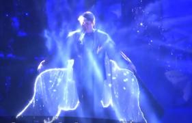 Fuego şi-a surprins fanii veniţi să-i asculte colindele cu apariţie de senzaţie pe scenă!