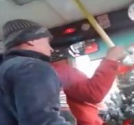 Șoferul unui autobuz din Brăila, lovit de un pasager băut, după ce conducătorul i-a interzis să fumeze în maşină