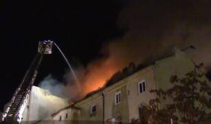 Incendiu violent la un bloc din centrul Constanţei. Locatarii spun că focul a fost pus de o femeie cu probleme psihice