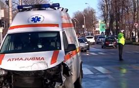 Un şofer din Galaţi ar fi putut produce o tragedie, după ce nu a acordat prioritate unei ambulanţe. Un copil a fost rănit!