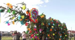 Obiceiuri de Crăciun, păstrate de sute de ani. Tinerii din Ţara Bârsei se adună la ”Ridicarea bradului”