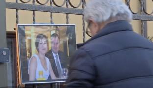 Lacrimi la poarta casei în care s-au sinucis de Crăciun soţii Maleon. Tatăl Andei a fost copleşit de durere