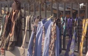 Chetă pentru premierul din Kosovo. Oamenii au agăţat peste 300 de cravate de gardul Guvernului