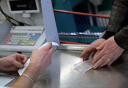 În 2017, 70% din banii românilor s-au dus pe mâncare. Topul cheltuielilor din coşul de cumpărături