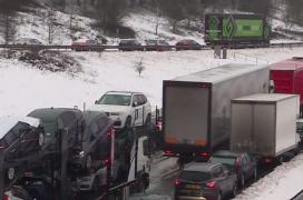 Britanicii sunt prizonierii zăpezii! 100 de zboruri au fost anulate pe aeroporturile Stansted și Luton din Londra