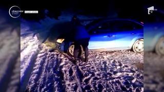 Misiune dramatică în Bucegi. O familie cu un bebeluş de 4 luni a rămas blocată în drum din cauza zăpezii (Video)