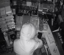 Magazin din centrul Capitalei, "colindat" de hoți!  Indivizii au reuşit să plece cu marfă în valoare de 16 mii de lei