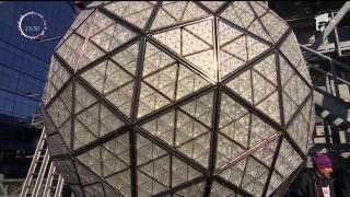 New York-ul, pregătit de Revelion. Celebrul glob din Times Square a fost împodobit în sute de cristale (Video)