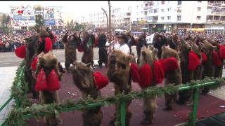 Datini de sărbători în Moldova: Caprele de 20 de metri au dănţuit la Bacău, colindătorii mascaţi au cântat la Suceava