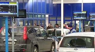 Mai mulţi funcţionari de la Registrul Auto şi Serviciul de Paşapoarte ar fi luat şpagă pentru second-hand (Video)