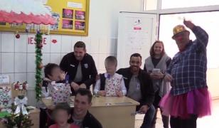 Jucăriile fanilor CSM au ajuns la copii. Handbaliștii au venit cu cadouri la Școala Gimnaziala Sfântul Nicolae