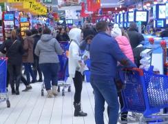 Nebunie în magazine, cu o zi înainte de Anul Nou