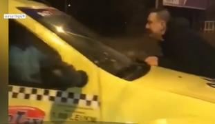 Clienți jecmăniți de taximetriști în noaptea de Revelion. Un bărbat a mers pe capota unui taxi (Video)