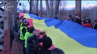Centenarul Marii Unirii, celebrat pe Prut, de Revelion, cu un steag de 100 de metri