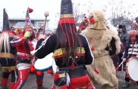 Celebrii pentru măştile lor, colindătorii din Vorona sunt conduşi de un bătrân de 71 de ani