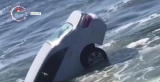 Salvare dramatică în SUA: un şofer a fost scos din maşina cu care a căzut în ocean