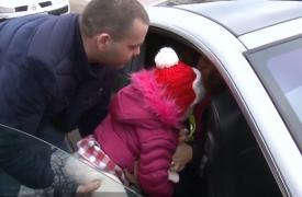 Scene dramatice la Iaşi, unde o fetiţă de doi ani şi jumătate a fost luată din braţele mamei de executorul judecătoresc