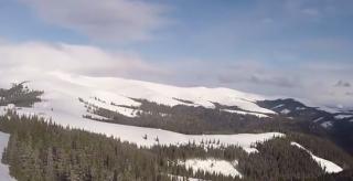 22 de turişti blocaţi pe munte în Vâlcea, din cauza ninsorii