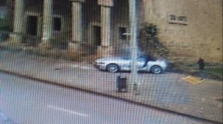 Video: un BMW decapotabil a spulberat un gard şi s-a izbit de o clădire istorică din Iaşi