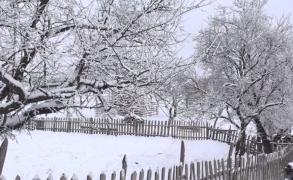Cum înfruntă iarna aspră românii din satele de munte aflate departe de confortul din oraş