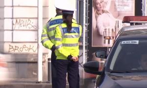 Un şofer a intrat direct în poliţistul care i-a făcut semn să oprească, la Suceava, şi e căutat în toată ţara