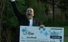 Cel mai norocos taximetrist este din Marea Britanie! Cu suma uriaşă câştigată peste noapte îşi va cumpăra un bolid de lux (Video)