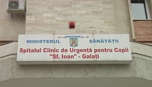 O fetiţă de șapte ani din Galaţi a ajuns în stare gravă la spital, după ce fost snopită în bătaie cu o coadă de topor, chiar de tatăl ei