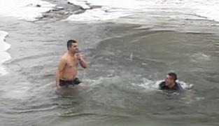 Pregătiri pentru Bobotează. Crucifixele din gheaţă, puse în pericol de temperaturile ridicate