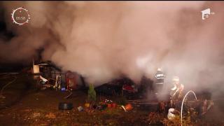 Incendiu devastator la Curtea de Argeş. Mai multe familii au rămas pe drumuri, după ce focul le-a mistuit casele