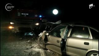 Accident violent între Deva şi Lugoj. Victimă încarcerată, după ce un TIR s-a izbit de o maşină de pe contrasens (Video)