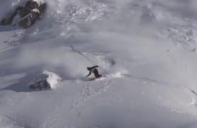 Un snowboarder a avut parte de o experienţă periculoasă. A cauzat o avalanşă chiar în timpul coborârii de pe un versant