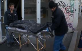 Scenă cumplită în centrul Capitalei. Un bărbat abia întors în ţară şi-a găsit mama carbonizată în casă (Video)