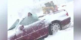 Imagini incredibile din SUA. Un tânăr a ieşit la plimbare cu maşina decapotabilă, în plin 'uragan polar'