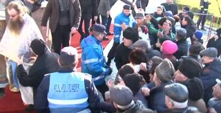 Lupta pentru apa sfinţită, tradiţie de Bobotează. Sute de mii de credincioşi din toată ţara s-au îmbulzit pentru agheasmă