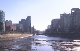 Dâmbovița a fost secată pentru a fi curațată de mâl, scoici și gunoaie. Bucureștenii trebuie să suporte mirosul de nămol din centrul Capitalei