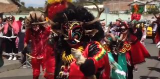 Paradă de groază în Ecuador. Bărbaţii ies pe străzi cu măşti de draci pentru a avea noroc tot anul