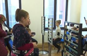 Sute de copii s-au dus, astăzi, la Muzeul Iluziilor Optice din Iaşi