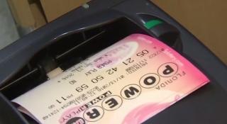 Un american se poate declara cel mai norocos om! A câştigat peste noapte aproape 560 de milioane de dolari (Video)