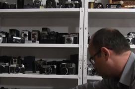 Casa unui bărbat din Maramureş s-a transformat într-un veritabil muzeu al aparatelor de fotografiat!