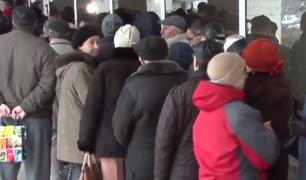 Aglomeraţie infernală la de Taxe şi Impozite, în prima zi de încasări. Pensionarii gălăţeni s-au pus la coadă de la ora 5 dimineaţa