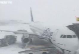 Haos pe aeroportul JFK din New York. Peste 6.000 de curse afectate de furtuna polară (Video)